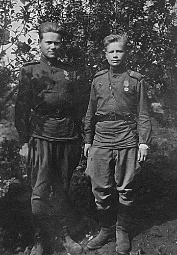Старшина Василий Прокин (справа) с однополчанином Мансуровым после осв